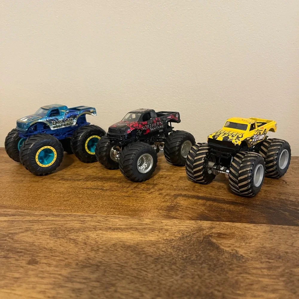 Hot Wheels 1:64 Monster Jam Trucks Multi Northern Nightmare Titan Nessie